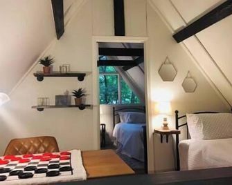 Newly renovated A-frame 5 Min walk to main street - Highlands - Schlafzimmer
