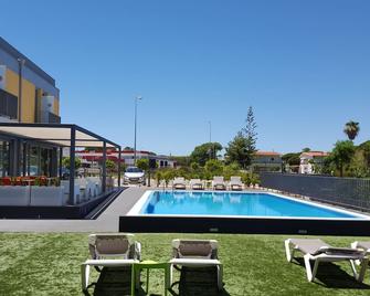 Hotel 3K Faro Aeroporto - פארו - בריכה