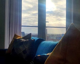Attractive Cosy 2 Bedroom Penthouse with free Parking inside Romford Centre - Romford - Wohnzimmer
