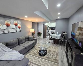 Spacious 2Bd family suite with full kitchen. Centrally located. - Milton - Huiskamer