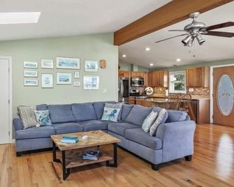 3-bedroom house on Webster Lake with amazing views, beach and boat launch access - Webster - Living room