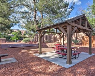 Pool Access and Private Deck Condo in Sedona - Sedona - Patio