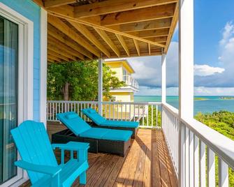 A Viewfadayz - Brand New Pool Home With Dock Slip - Marsh Harbour - Balcón