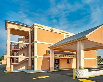 Super 8 by Wyndham Ashland/Richmond - Ashland - Gebouw