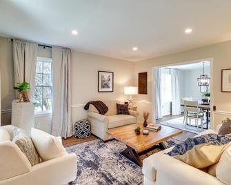 Peaceful Queenstown Home with Deck and Grill! - Grasonville - Living room