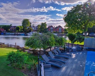 Charming Riverside Cottage - Ideal for Families & Groups, Pool, Gardens & River - Wraysbury - Pool