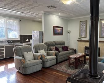 Kelly's House excellent for contractors, families and pets - Bunbury - Living room