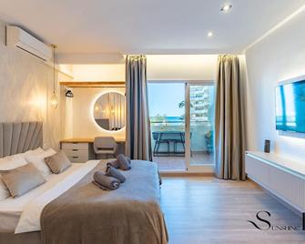 Seaview beachfront studio with aqua park & balcony - Benalmádena - Makuuhuone