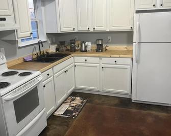 Cozy 1-bedroom house in charming West Point with AC, WiFi - West Point - Kitchen