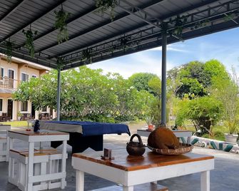 La plumerias - Moalboal - Patio