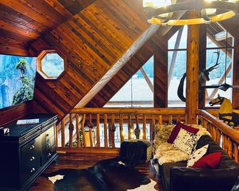 Bumping Lake Alpine Lodge/Your Dreamscape Vacation.com - Goose Prairie - Living room