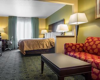 Quality Inn and Suites Bloomington I-55 and I-74 - Bloomington - Camera da letto