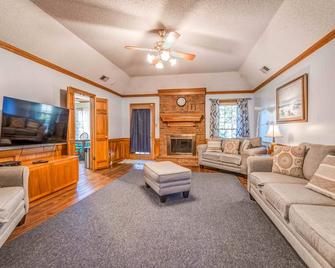 Fenced Yard - Family-Friendly Bartlett Estates - Bartlett - Living room