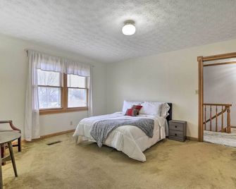 Farmhouse on 5 Wooded Acres with Hiking On-Site! - Pickerington - Bedroom
