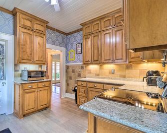 1920s Corsicana Home: Group Getaway Near Downtown! - Corsicana - Keuken
