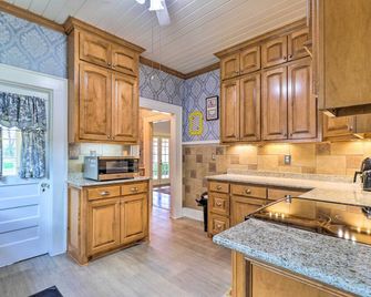1920s Corsicana Home - Spacious Group Getaway! - Corsicana - Keuken