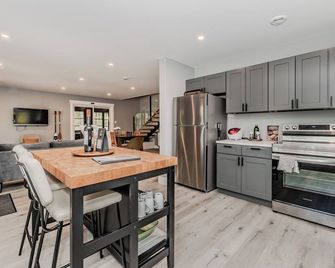 Sunset Bay Cottage – Your Year-Round Escape to Lake Huron’s Tranquil Shores - Lion's Head - Kitchen