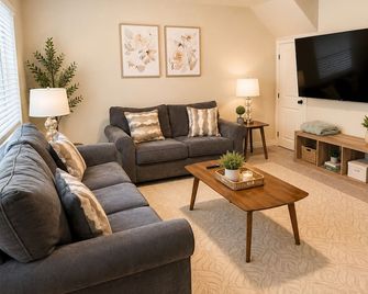 Spacious fully loaded 4-bedroom townhome sleeps 12 freeway access next to BYU - Springville - Wohnzimmer