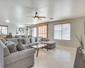 Sonoran paradise 6BR 3.5 ba w/pool - Phoenix - Living room