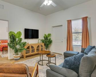 Walkable Downtown Labelle Apt With Priva - LaBelle - Huiskamer