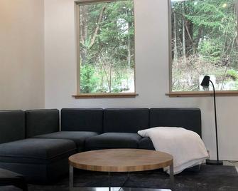 2-bedroom cabin with water/mountain view, on quiet street near trails - Galiano Island - Living room