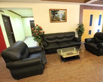 Kingston Palace Hotel - Bengaluru - Living room
