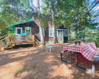Cozy cottage lake retreat with private beach. Stunning Fall Foliage Views - Waterford - Patio