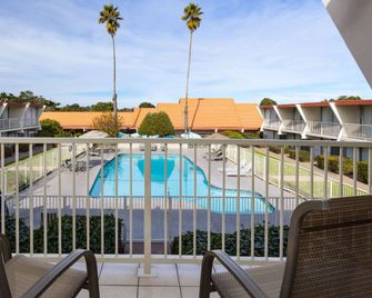 Travelodge by Wyndham Monterey Bay - Monterey - Piscine
