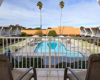 Travelodge by Wyndham Monterey Bay - מונטריי - בריכה