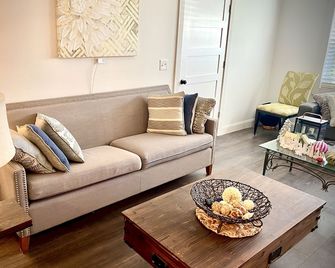 Amazing 3 Bedroom 5 Miles from Venice. - North Port - Sala de estar