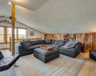 Rustic Barn For The Creatives - Franklin - Living room