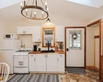 EverHaus Cabin by the Brook - Harvard Brook Cabins - Lincoln - Kitchen