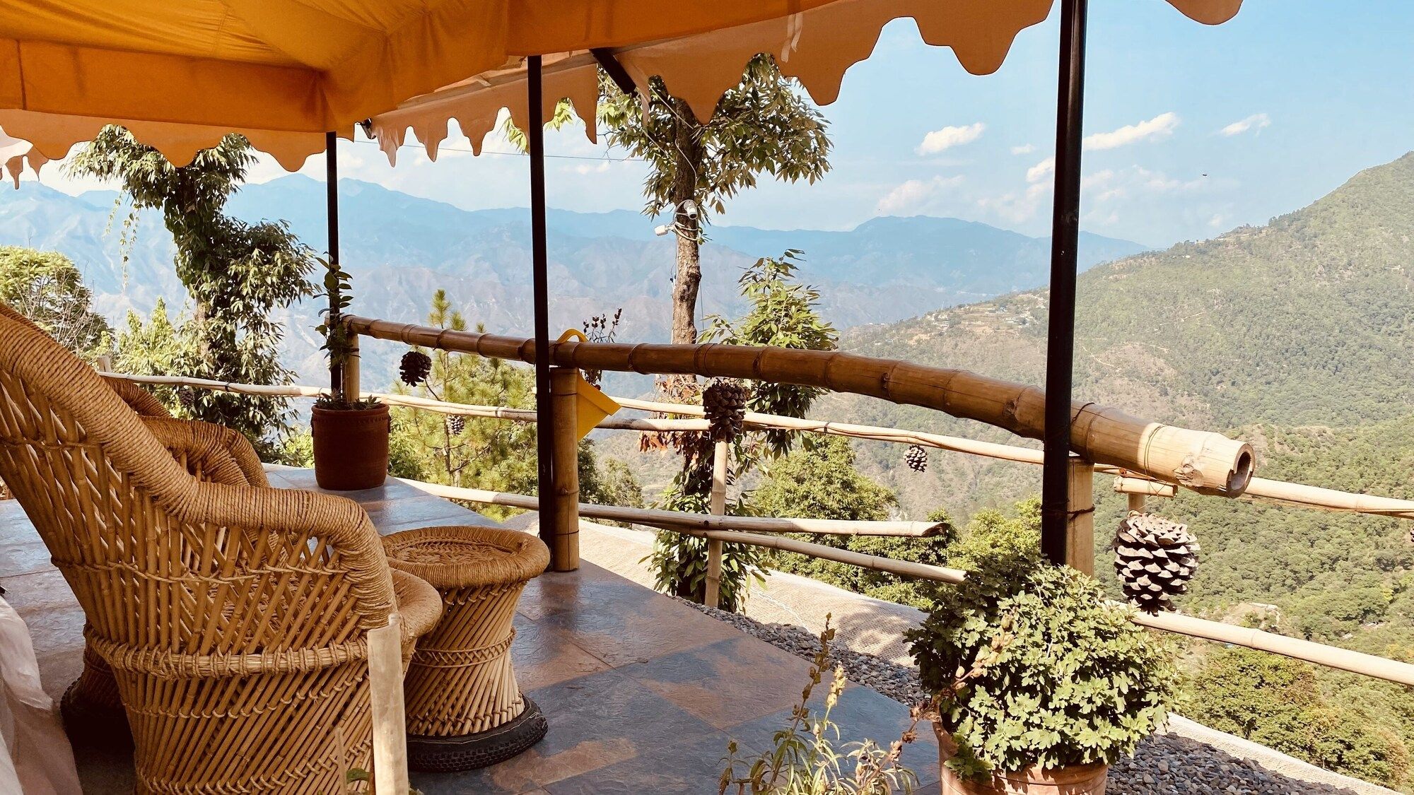 Ananta Prana Glamping Resort Hotel Mussoorie - מוסורי - מרפסת