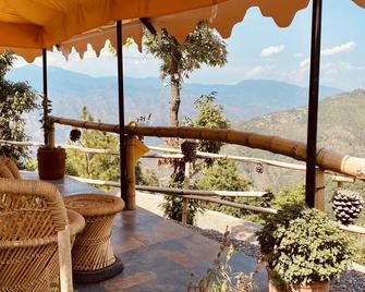Ananta Prana Glamping Resort Hotel Mussoorie - מוסורי - מרפסת