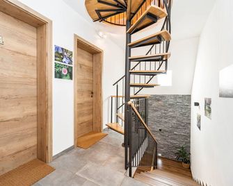 B&B Villa Sumrak Plitvica Rooms - פליטביצ'קה יזרה - מדרגות