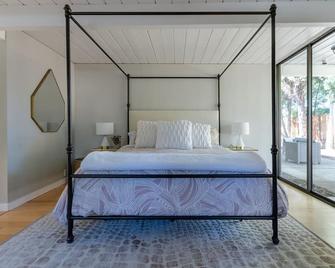 5BR/3BA Atrium Eichler in heart of Palo Alto - walking distance to downtown - Palo Alto - Bedroom