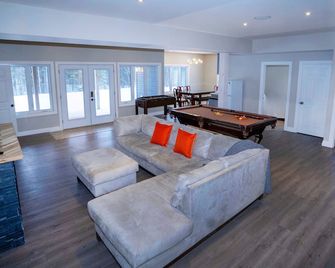 Mountain House in The Heart of Haliburto - Haliburton - Living room