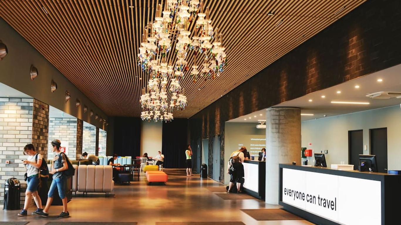 بيت شباب إيه آند أو البندقية، ميستري