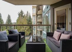 Ski In Ski Out Condo With Pool And Hot Tub By Harmony Whistler - Whistler - Balkon