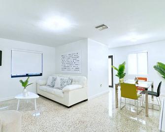 Chic 2/1 Modern Home 5 Minutes From Miami Airport - Miami - Living room