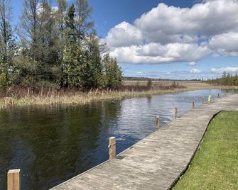 Newley Renovated 3 Bed Room 2 Bath, On Indian River With Boat Dock, 1,092 Sq Ft - Indian River - Vista del exterior