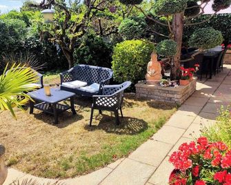 Pleasant self-contained room + pool access - La Chevrolière - Patio