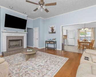 17 Springs / Rtj Golf / Saltwater Pool / Sleeps 8 - Prattville - Living room