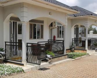 Mamikki Hotel Apartments - Tororo - Patio