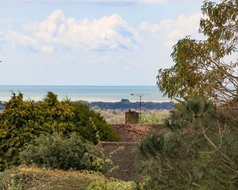 Karibu - Worthing - Outdoors view