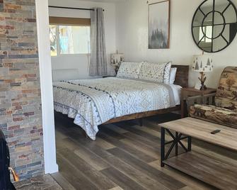 Ocean Cove Lodge Bar & Grill - Jenner - Bedroom