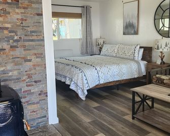 Ocean Cove Lodge Bar & Grill - Jenner - Bedroom