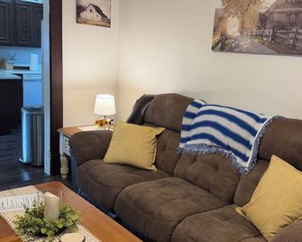 Charming 2-bedroom apartment with WiFi, AC in Wabash. Great location - Wabash - Sala de estar