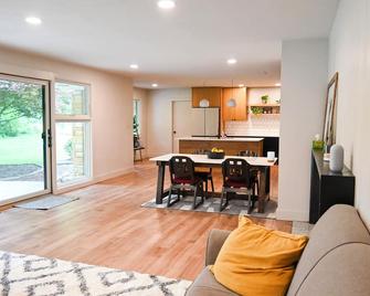 Hoosier Acres House! Privacy meets Convenience! - Bloomington - Sala de estar
