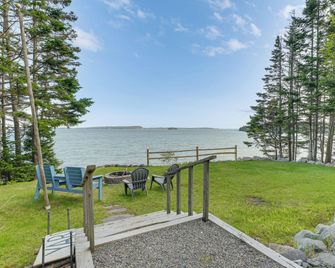Waterfront Roque Bluffs Hideaway w/ Private Beach - Machias - Patio